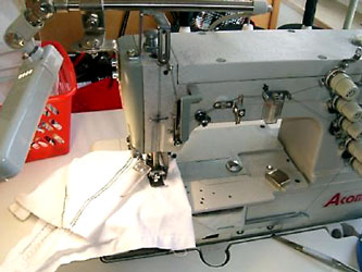 Eine Covermaschine, ein MUSS um Jerseystoffe zu kürzen und zu ändern.